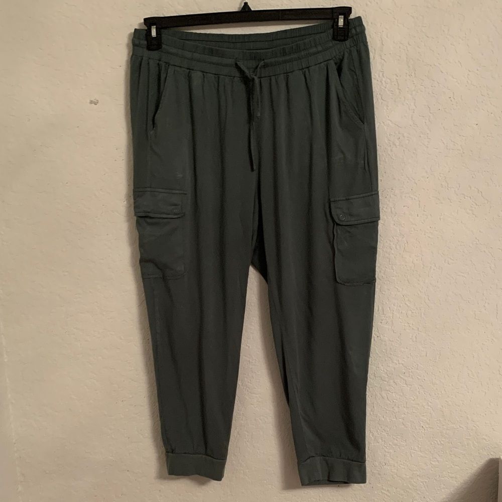 Torrid Women’s Green Rayon Blend  Elastic Waist Cargo Pants Joggers Size 2R/2X